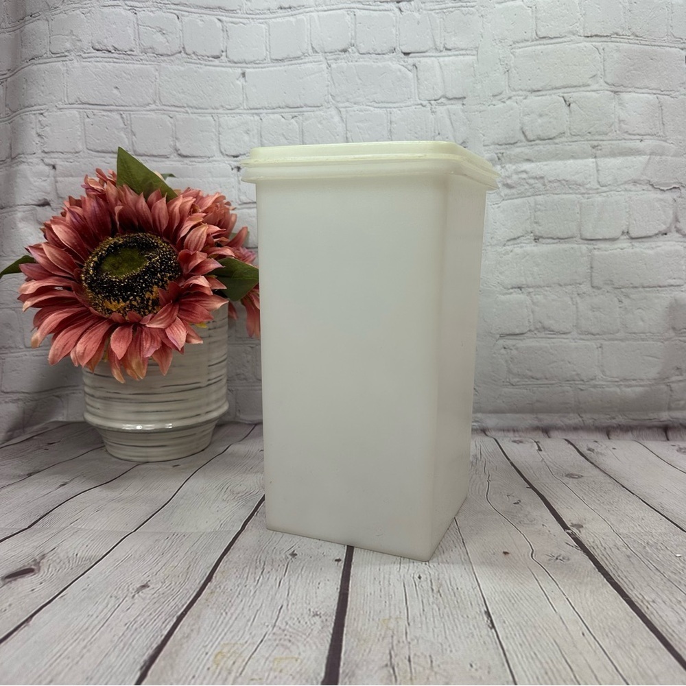 vintage tupperware saltine saver with seal White Storage Bin cracker keeper